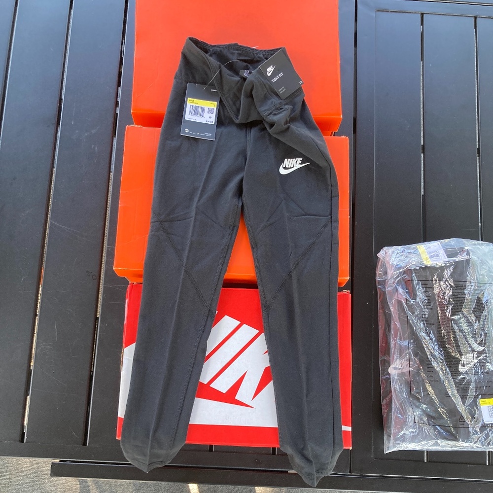 NIKE, GIRLS (S), “TIGHT FIT” LEGGINGS, BLACK